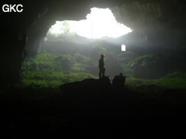 A contre-jour la galerie de l'entrée inférieure de la grotte de Shuidong 水洞 et sa puissante muraille de fortification (Qiannan 黔南, Pingtang 平塘, Guizhou 贵州省, Chine).