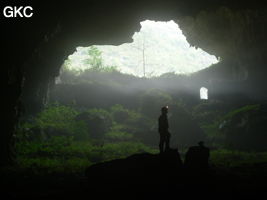 A contre-jour la galerie de l'entrée inférieure de la grotte de Shuidong 水洞 et sa puissante muraille de fortification (Qiannan 黔南, Pingtang 平塘, Guizhou 贵州省, Chine).