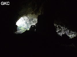 A contre-jour, un puissant pilier stalagmitique occupe la galerie de l'entrée supérieure de la grotte de Shuidong 水洞 (Qiannan 黔南, Pingtang 平塘, Guizhou 贵州省, Chine).