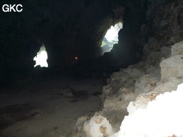 A contre-jour les deux entrées de la grotte de Shuidong 水洞  (Qiannan 黔南, Pingtang 平塘, Guizhou 贵州省, Chine).