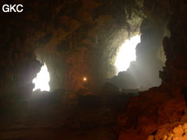 A contre-jour les deux entrées de la grotte de Shuidong 水洞  (Qiannan 黔南, Pingtang 平塘, Guizhou 贵州省, Chine).