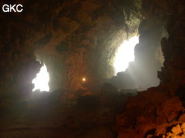 A contre-jour les deux entrées de la grotte de Shuidong 水洞  (Qiannan 黔南, Pingtang 平塘, Guizhou 贵州省, Chine).