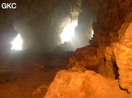 A contre-jour les deux entrées de la grotte de Shuidong 水洞  (Qiannan 黔南, Pingtang 平塘, Guizhou 贵州省, Chine).