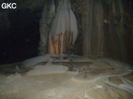 Coulées stalagmitiques dans la grotte de Shuidong 水洞  (Qiannan 黔南, Pingtang 平塘, Guizhou 贵州省, Chine).