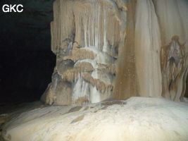 Coulées stalagmitiques dans la grotte de Shuidong 水洞  (Qiannan 黔南, Pingtang 平塘, Guizhou 贵州省, Chine).