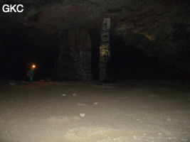 Pilier stalagmitique et colonne dans la grotte de Shuidong 水洞  (Qiannan 黔南, Pingtang 平塘, Guizhou 贵州省, Chine).