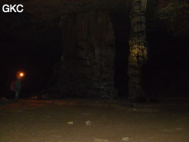 Pilier stalagmitique et colonne dans la grotte de Shuidong 水洞  (Qiannan 黔南, Pingtang 平塘, Guizhou 贵州省, Chine).