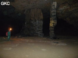 Pilier stalagmitique et colonne dans la grotte de Shuidong 水洞  (Qiannan 黔南, Pingtang 平塘, Guizhou 贵州省, Chine).