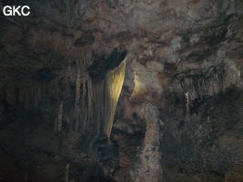 Disques dans la grotte de Shuidong 水洞  (Qiannan 黔南, Pingtang 平塘, Guizhou 贵州省, Chine).