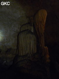 Coulée stalagmitique dans la grotte de Shuidong 水洞  (Qiannan 黔南, Pingtang 平塘, Guizhou 贵州省, Chine).