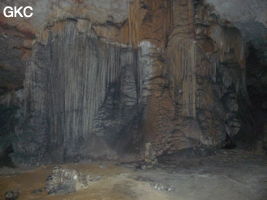 Coulée stalagmitique dans la grotte de Shuidong 水洞  (Qiannan 黔南, Pingtang 平塘, Guizhou 贵州省, Chine).