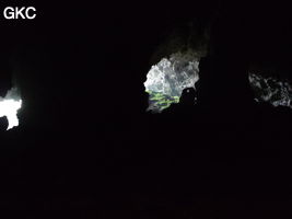 A contre-jour les deux entrées de la grotte de Shuidong 水洞  (Qiannan 黔南, Pingtang 平塘, Guizhou 贵州省, Chine).