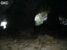 A contre-jour les deux entrées de la grotte de Shuidong 水洞  (Qiannan 黔南, Pingtang 平塘, Guizhou 贵州省, Chine).