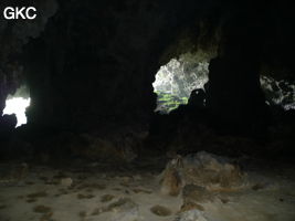 A contre-jour les deux entrées de la grotte de Shuidong 水洞  (Qiannan 黔南, Pingtang 平塘, Guizhou 贵州省, Chine).