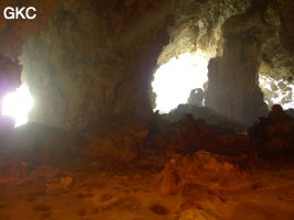 A contre-jour les deux entrées de la grotte de Shuidong 水洞  (Qiannan 黔南, Pingtang 平塘, Guizhou 贵州省, Chine).