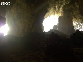 A contre-jour les deux entrées de la grotte de Shuidong 水洞  (Qiannan 黔南, Pingtang 平塘, Guizhou 贵州省, Chine).