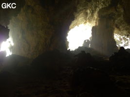 A contre-jour les deux entrées de la grotte de Shuidong 水洞  (Qiannan 黔南, Pingtang 平塘, Guizhou 贵州省, Chine).