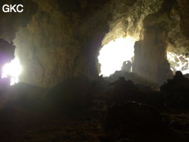 A contre-jour les deux entrées de la grotte de Shuidong 水洞  (Qiannan 黔南, Pingtang 平塘, Guizhou 贵州省, Chine).