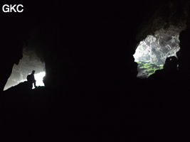 A contre-jour les deux entrées de la grotte de Shuidong 水洞  (Qiannan 黔南, Pingtang 平塘, Guizhou 贵州省, Chine).