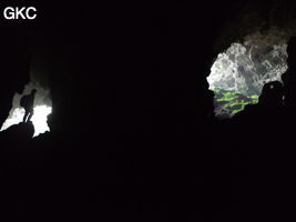 A contre-jour les deux entrées de la grotte de Shuidong 水洞  (Qiannan 黔南, Pingtang 平塘, Guizhou 贵州省, Chine).