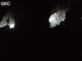 A contre-jour les deux entrées de la grotte de Shuidong 水洞  (Qiannan 黔南, Pingtang 平塘, Guizhou 贵州省, Chine).