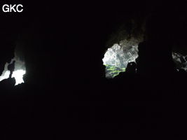 A contre-jour les deux entrées de la grotte de Shuidong 水洞  (Qiannan 黔南, Pingtang 平塘, Guizhou 贵州省, Chine).