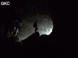 A contre-jour la galerie de l'entrée inférieure de la grotte de Shuidong 水洞  (Qiannan 黔南, Pingtang 平塘, Guizhou 贵州省, Chine).