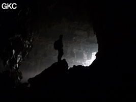 A contre-jour la galerie de l'entrée inférieure de la grotte de Shuidong 水洞  (Qiannan 黔南, Pingtang 平塘, Guizhou 贵州省, Chine).