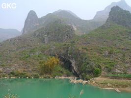 Le lac d'entrée de Dajing dong Qun 大井洞. Cette grosse résurgence, située sur le côté sud de l'anticlinal (EW) de Chachang, se développe dans les calcaires bioclastiques sparitiques grossiers gris en bancs épais du T2xm. Le long de la rivière souterraine se trouve une série d'effondrements. Le système hydrologique  aérien et hypogé a un gradient moyen de 0,87 %. Avec une percée de 15 km, sa dernière partie, souterraine, a un gradient moyen  de 2,6 %. La rivière principale s'étire sur  85 km et le bassin versant s'étend sur 950 km2. Le débit d'étiage de cette résurgence est de 1,843 m3/s, son débit moyen annuel de 12 m3/s . (Dajing 大井, Qiannan 黔南, Luodian罗甸, Guizhou 贵州省, Chine)