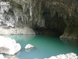 Le lac d'entrée de Dajing dong Qun 大井洞. Cette grosse résurgence, située sur le côté sud de l'anticlinal (EW) de Chachang, se développe dans les calcaires bioclastiques sparitiques grossiers gris en bancs épais du T2xm. Le long de la rivière souterraine se trouve une série d'effondrements. Le système hydrologique  aérien et hypogé a un gradient moyen de 0,87 %. Avec une percée de 15 km, sa dernière partie, souterraine, a un gradient moyen  de 2,6 %. La rivière principale s'étire sur  85 km et le bassin versant s'étend sur 950 km2. Le débit d'étiage de cette résurgence est de 1,843 m3/s, son débit moyen annuel de 12 m3/s . (Dajing 大井, Qiannan 黔南, Luodian罗甸, Guizhou 贵州省, Chine)