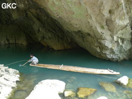 Pêcheur sur radeau de bambou dans le lac d'entrée de Dajing dong Qun 大井洞.  (Dajing 大井, Qiannan 黔南, Luodian罗甸, Guizhou 贵州省, Chine)