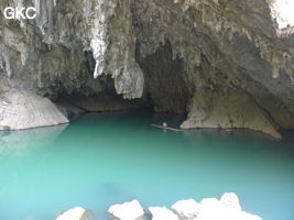 Pêcheur sur radeau de bambou dans le lac d'entrée de Dajing dong Qun 大井洞.  (Dajing 大井, Qiannan 黔南, Luodian罗甸, Guizhou 贵州省, Chine)