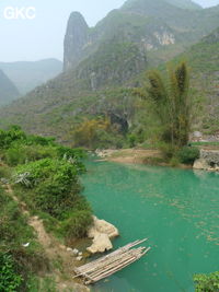 Le lac d'entrée de Dajing dong Qun 大井洞. Cette grosse résurgence, située sur le côté sud de l'anticlinal (EW) de Chachang, se développe dans les calcaires bioclastiques sparitiques grossiers gris en bancs épais du T2xm. Le long de la rivière souterraine se trouve une série d'effondrements. Le système hydrologique  aérien et hypogé a un gradient moyen de 0,87 %. Avec une percée de 15 km, sa dernière partie, souterraine, a un gradient moyen  de 2,6 %. La rivière principale s'étire sur  85 km et le bassin versant s'étend sur 950 km2. Le débit d'étiage de cette résurgence est de 1,843 m3/s, son débit moyen annuel de 12 m3/s . (Dajing 大井, Qiannan 黔南, Luodian罗甸, Guizhou 贵州省, Chine)