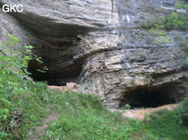 Le porche d'entrée (à gauche) de la grotte de Pixiaodong 皮硝洞. - réseau de Shuanghedongqun 双河洞 - (Wenquan, Suiyang 绥阳, Zunyi 遵义市, Guizhou 贵州省)