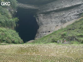 Le grand porche d'entrée de la grotte-perte de Xiadong 下洞 - réseau de Shuanghedong 双河洞 - (Wenquan, Suiyang 绥阳, Zunyi 遵义市, Guizhou 贵州省, Chine 中国) 