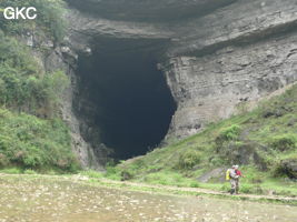 Le grand porche d'entrée de la grotte-perte de Xiadong 下洞 - réseau de Shuanghedong 双河洞 - (Wenquan, Suiyang 绥阳, Zunyi 遵义市, Guizhou 贵州省, Chine 中国) 