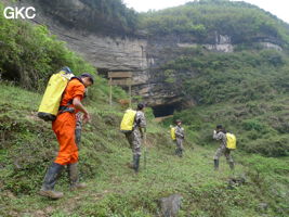 Marche d'approche vers les porches de la grotte de Pixiaodong 皮硝洞 - réseau de Shuanghedongqun 双河洞 - (Wenquan, Suiyang 绥阳, Zunyi 遵义市, Guizhou 贵州省)