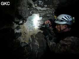 Photographe dans la Grotte de Pixiaodong 皮硝洞 - réseau de Shuanghedong 双河洞 - (Wenquan, Suiyang 绥阳, Zunyi 遵义市, Guizhou 贵州省, Chine 中国)