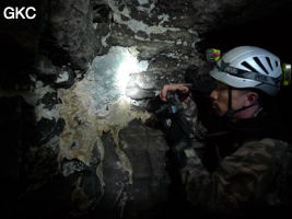 Photographe dans la Grotte de Pixiaodong 皮硝洞 - réseau de Shuanghedong 双河洞 - (Wenquan, Suiyang 绥阳, Zunyi 遵义市, Guizhou 贵州省, Chine 中国)