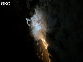 Crosse de gypse dans la Grotte de Pixiaodong 皮硝洞 - réseau de Shuanghedong 双河洞 - (Wenquan, Suiyang 绥阳, Zunyi 遵义市, Guizhou 贵州省, Chine 中国)