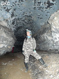 Le plafond bleu (croûtes de gypse et célestite) dans la Grotte de Pixiaodong 皮硝洞 - réseau de Shuanghedong 双河洞 - (Wenquan, Suiyang 绥阳, Zunyi 遵义市, Guizhou 贵州省, Chine 中国)