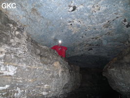 Le plafond bleu (croûtes de gypse et célestite) dans la Grotte de Pixiaodong 皮硝洞 - réseau de Shuanghedong 双河洞 - (Wenquan, Suiyang 绥阳, Zunyi 遵义市, Guizhou 贵州省, Chine 中国)