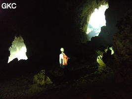 A contre-jour les deux entrées de la grotte de Shuidong 水洞  (Qiannan 黔南, Pingtang 平塘, Guizhou 贵州省, Chine).