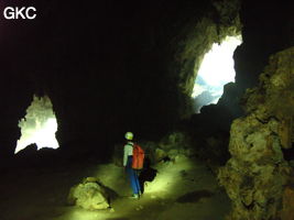 A contre-jour les deux entrées de la grotte de Shuidong 水洞  (Qiannan 黔南, Pingtang 平塘, Guizhou 贵州省, Chine).