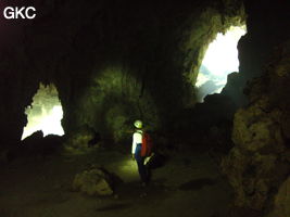 A contre-jour les deux entrées de la grotte de Shuidong 水洞  (Qiannan 黔南, Pingtang 平塘, Guizhou 贵州省, Chine).