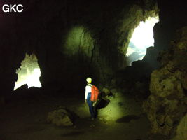 A contre-jour les deux entrées de la grotte de Shuidong 水洞  (Qiannan 黔南, Pingtang 平塘, Guizhou 贵州省, Chine).