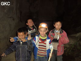 Compagnons d'exploration dans la Grotte de Hetaopingdong - 核桃坪洞 (Wenquan, Suiyang 绥阳, Zunyi Shi 遵义市, Guizhou 贵州省, Chine)