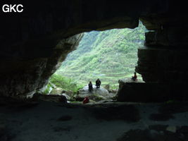 A contre-jour l'entrée de la Grotte de Hetaopingdong - 核桃坪洞 (Wenquan, Suiyang 绥阳, Zunyi Shi 遵义市, Guizhou 贵州省, Chine)
