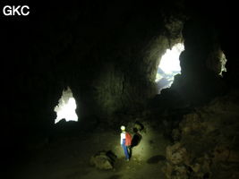 A contre-jour les deux entrées de la grotte de Shuidong 水洞  (Qiannan 黔南, Pingtang 平塘, Guizhou 贵州省, Chine).