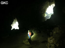 A contre-jour les deux entrées de la grotte de Shuidong 水洞  (Qiannan 黔南, Pingtang 平塘, Guizhou 贵州省, Chine).